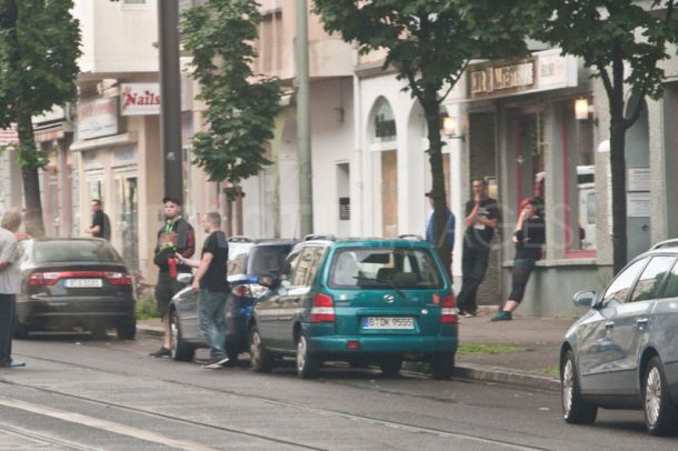 Sebastian Schmidtke sprüht Pfefferspray auf einen Mann in der Brückenstraße