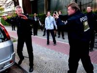 Ein Polizist sprüht am Montag in Berlin Pfefferspray auf einen zivilen Kollegen, den er für einen Linksautonomen hält. Foto: dapd