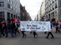 Trans­pa­rent „Beim Bund ist alles doof“, De­mons­tra­ti­on auf der Fried­rich­stra­ße