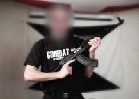 Selbstinszenierung mit AK 47: K. S. im T-Shirt der Terrororganisation Combat 18.
