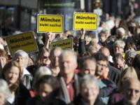 Mehrere hundert Menschen nahmen am Samstag an einer Gegenkundgebung gegen einen rechtsextremistischen Aufmarsch in München teil