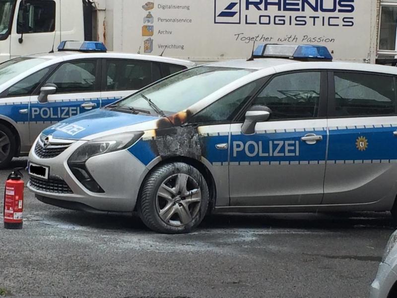 In Kreuzberg verübten Unbekannte einen Brandanschlag auf ein Polizeiauto - während es auf dem Parkplatz der Wache stand.Foto: Melanie Berger