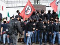 Italienische Faschisten mit Antifafahnen 1