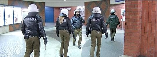 Polizisten bei der Verfolgung der Autonomen in der U-Bahn-Station Brunnenstraße. Fotos: videonews24.de