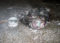 Kurz nach dem Anschlag: Überreste des Rucksackes auf dem Trottoir bei der Grossen Halle der Reitschule. Links im Bild: der Deckel der Rohrbombe.