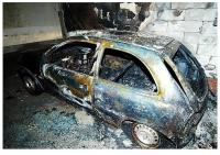 Der ausgebrannte Opel, der am Sonntag gegen 1 Uhr in der Fermersleber Mertensstraße in Brand gesetzt wurde - ebenfalls Totalschaden. | Foto: Polizei