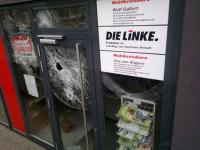 Die zerstörte Fensterfront des Wahlkreisbüros (ARCHIVFOTO: DENNIS JANNACK)