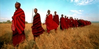 Maasai auf dem Weg