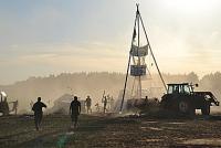 Militante Mäster greifen das besetzte Feld am 27.6.2011 in Teplingen (Wendland) an