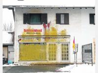 Farb-Anschlag: Die Fassade des Hauses am Burggraben, in dem heute Rechtsextremisten zusammenkommen werden, wurde in der Nacht zum Freitag besprüht. 