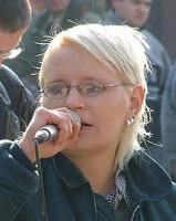 Ivonne Mädel als Rednerin auf einer Neonazi-Kundgebung am 18. Oktober 2003 in Erfurt