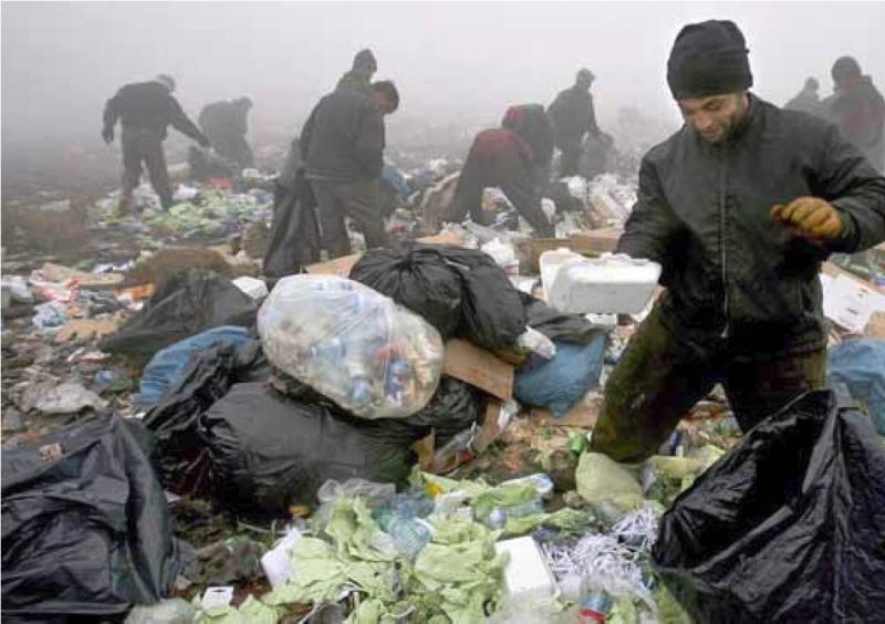 Roma im Kosovo suchen im Müll nach Brauchbarem. Die Armut treibt viele Angehörige dieser ethnischen Minderheit auf den Weg nach Westeuropa