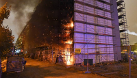 In der Sebastianstraße in Mitte brannte es auf einer Baustelle. Die Polizei geht von Brandstiftung aus   Foto: spreepicture