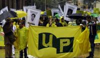 Der erste Versuch der Gründung einer legalen Partei durch die FARC-EP in den 80ern endete in einer systematischen blutigen Verfolgung durch staatliche Todeskommandos. Zwischen 3000 und 5000 AktivistInnen der Unión Patriótica (UP) wurden ermordet.