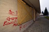 Mit Pflastersteinen warfen die offensichtlich linksextremistischen Täter die Schaufenster zur Geschäftsstelle der AfD an der Fasanenstraße ein. (Foto: Claus Schunk) 