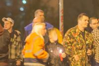 Rechts, mit Tarnjacke: Neonazi wurde während der Lichterkette am 13.11.2014 wegen zeigen des verbotenen “Deutschen Grußes” festgenommen.
