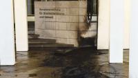 Brandanschlag in Berlin: In Wilmersdorf zündeten unbekannte Brandstifter vor dem Gebäude der Senatsverwaltung für Stadtentwicklung und Umwelt Reifen anFoto: spreepicture