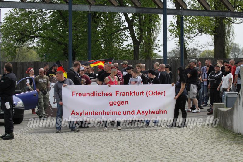 Zynisch: Die knapp 55 Neonazis liefen erneut mit ihrem Transparent "Freundliches Frankfurt (Oder) gegen Asylantenheime und Asylwahn" durch die Oderstadt. Am Transparent in der Mitte: Franziska Koss (Foto: pressedienst frankfurt (oder)) Zynisch: Die knapp 55 Neonazis liefen erneut mit ihrem Transparent "Freundliches Frankfurt (Oder) gegen Asylantenheime und Asylwahn" durch die Oderstadt. Am Transparent in der Mitte: Franziska Koss (Foto: pressedienst frankfurt (oder))