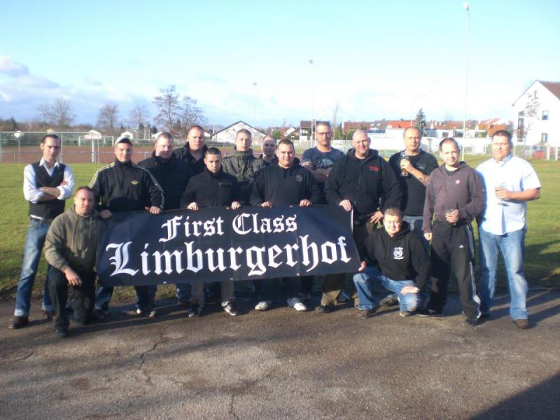 First Class Limburgerhof v.l.n.r. 2ter kniend Markus Fickelscher, 12ter kniend Rainer W., 13ter Jan Zrodelny