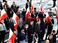 Uwe Mundlos mit Fahne beim Neonaziaufmarsch am 1. März 1997 in München. Screenshot eines a.i.d.a.-Videos.