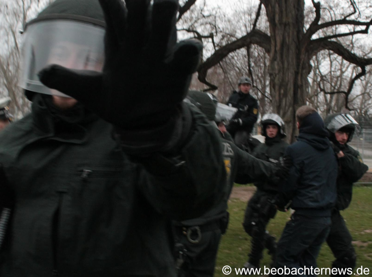 Polizei greift Presse an