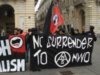 Italienische Faschisten mit Antifafahnen 2