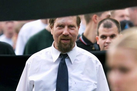 Der Hamburger Neonazi-Rechtsanwalt Jürgen Rieger, führt 2001 den Rudolf-Heß-Gedenkmarsch in Wunsiedel an