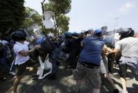 Rom, 17. Juni 2015, Stadtteil La Storta, römische Faschisten und Rassisten liefern sich eine Schlägerei mit der Polizei VI