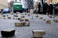 Reste einer Straßenschlacht: Auf der Reichenbachstraße in Dresden hat es am 19. Februar Angriffe auf die Polizei gegeben. Foto: dapd