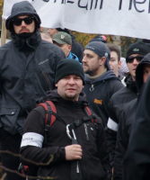 Anti-Antifa Fotogaf aus Lichtenberg, dahinter rechts, mit Sonnenbrille Christian Bentz