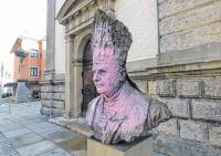 Fast gänzlich mit rosaroter Farbe beschmiert ist die bronzene Büste von Papst Benedikt XVI. vor der Stadtpfarrkirche Traunstein. Die Farbattacke fand in der Nacht auf Sonntag statt.