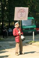 Auch ein Mann Mitte 80 protestiert gegen das Treffen der Schülerburschen. 