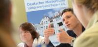 Die Geschäftsführerin des Deutschen Mieterbundes - Landesverband Bayern e.V. , Monika Schmid-Balzert (l) und die 1. Vorsitzende des Mieterverein München e.V., Beatrix Zurek (r)