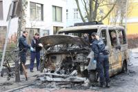 Brandermittler am ausgebrannten Polizeiauto