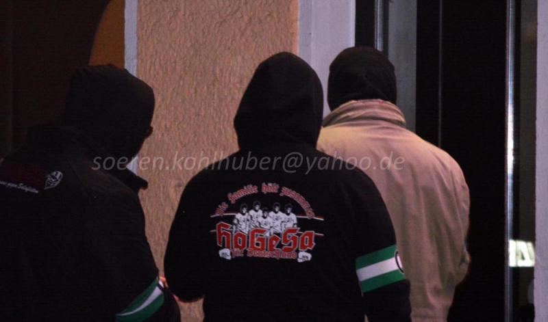 HoGeSa-Anhänger vor der Kneipe "Stumpfe Ecke", 17.01.2015