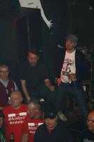 Auf der Bühne mit Shirt der Band "Faustrecht", Ronny Wätzel. Die Shirts des "Skinhead Saalschutz" sind eine Anlehnung an die "Skrewdriver Security"