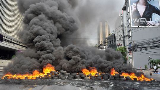 Mit Feuern blockierten die Demonstranten Straßen