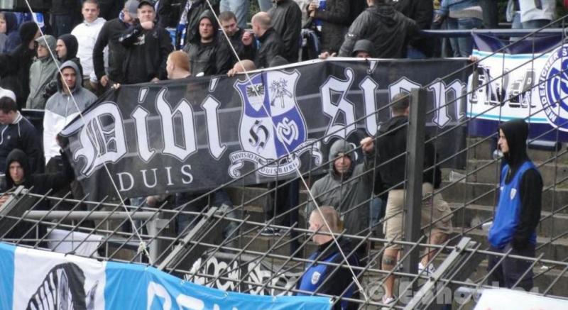 Präsenz zeigen: Neben Waldprügeleien und Ackerkämpfen lässt die “Division” sich auch Stadion blicken