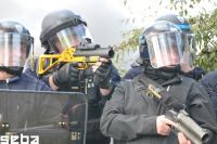 Die Zivilpolizei gliedert sich in die Reihen der uniformierten CRS an und feuert mit Flashballs und Gasgranaten auf die Demoteilnehmer_innen.