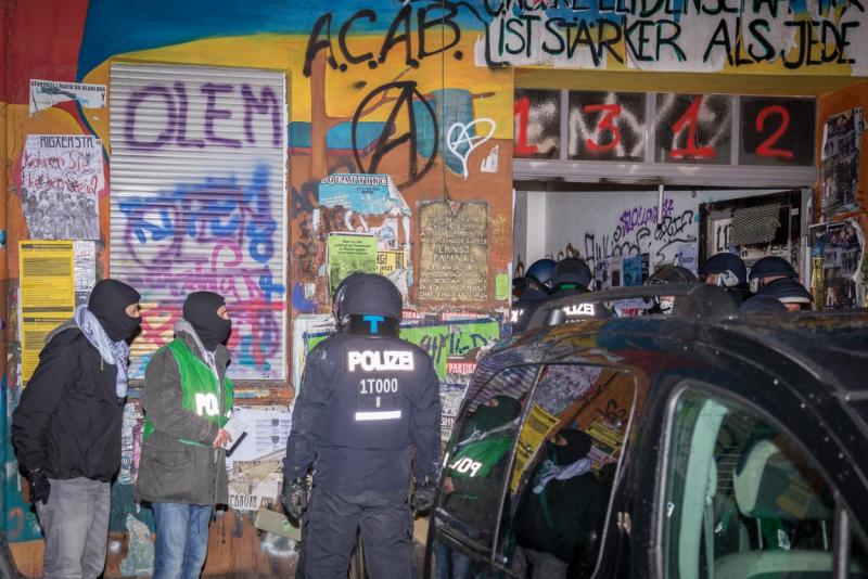 vermummte zivilpolizisten vor der rigaer94