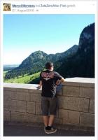 Marcel Grauf postet das Foto, das ihn mit "Zetazeroalfa"-Shirt zeigt, auf seiner "Marcel Montana"-Facebookseite