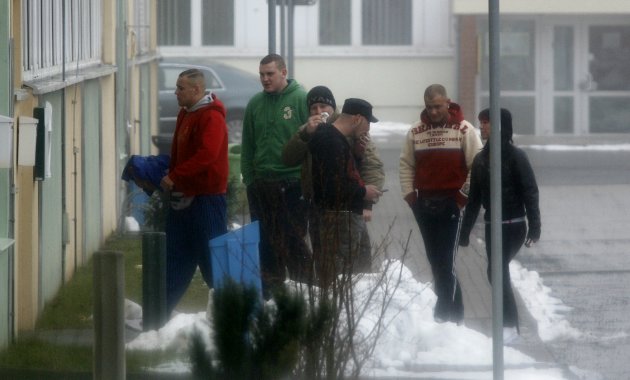Nazi-Hallenturnier am 21. Februar 2009 in Grimma: Benjamin Brinsa und weitere Neonazis, darunter Patrick Otto (2.v.l.), vor der Sporthalle. Fotos: Archiv.
