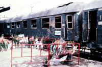 Haupt­bahnhof von Bologna 1980: Bei einem Bom­ben­an­schlag der „Nuclei Armati Rivo­lu­tio­nari“ (NAR) sterben 85 Men­schen, mehr als 200 werden ver­letzt. Gabriele Adi­nolfi ent­zieht sich der Ver­haf­tung, durch die Flucht nach Frank­reich