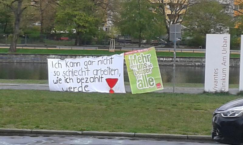 Transparente auf der Wiese vor dem Urban Krankenhaus