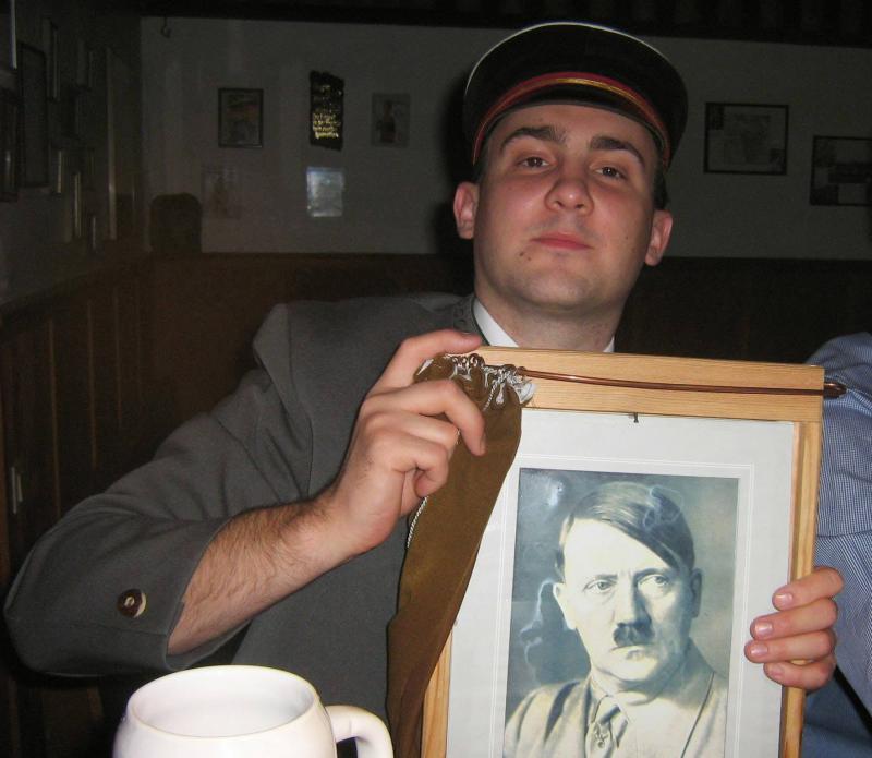 Kevin Gareth Hauer mit Hitlerbild
