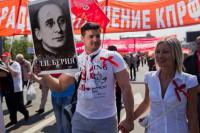 Ein junger Mann trägt das Bild von Lawrentij Berija; der für den Völkermord verantwortlich war, Moskau, 1. Mai 2014