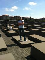Stephan Hinrichs posiert auf dem Holocaust-Mahnmal in Berlin