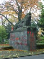  Kriegerdenkmal in Bochum Ehrenfeld mit roter Farbe und einigen Sprüchen verschönert