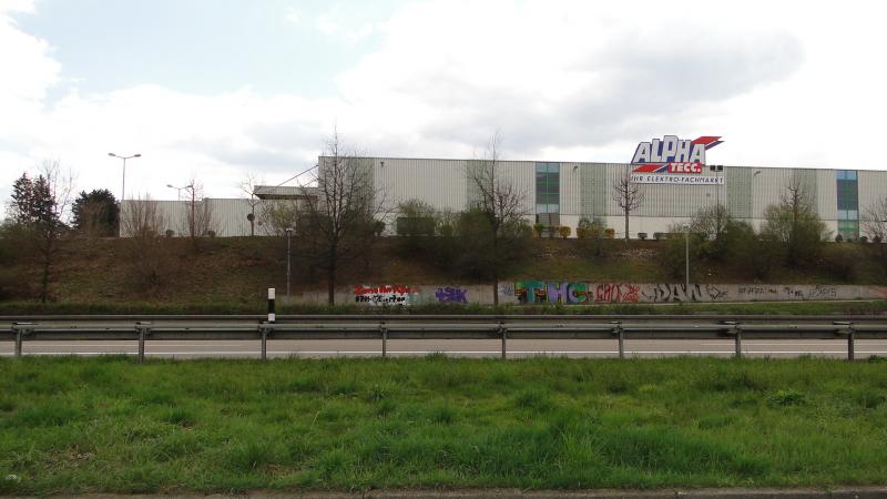 Der nun wieder erträgliche Anblick auf den von beiden Fahrtrichtungen und dem Parkplatz einsehbaren Wall