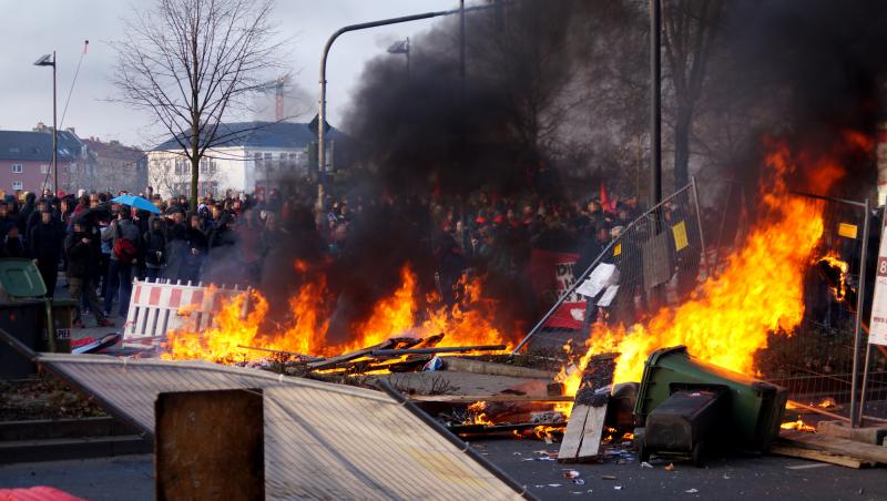 blockade flösserbrücke - schöne aussicht: brennende mülltonnen und co
